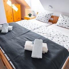 Dvoposteljna soba z dvema enojnima posteljama